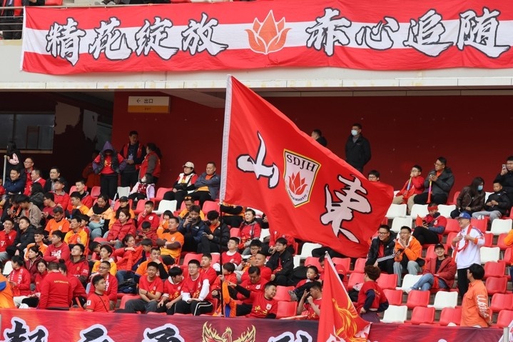 主場上萬名球迷的吶喊助威，給山東體彩女足征戰(zhàn)女超增添了能量與動力